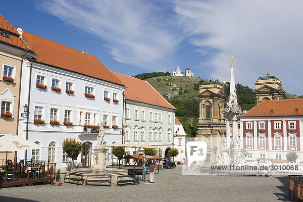 Rathausplatz  Dietrichstein's Grabeskirche und Svaty Kopecek  Heiliger Hügel  Mikulov  Breclav  Südmähren  Tschechien  Europa