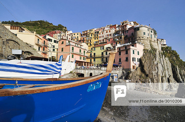 Das Dorf Manarola  vorne Fischerboote  Ligurien  Cinque Terre  Italien  Europa