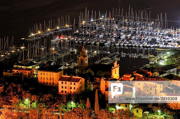 Blick auf den Yachthafen von La Spezia bei Nacht  Ligurien  Cinque Terre  Italien  Europa