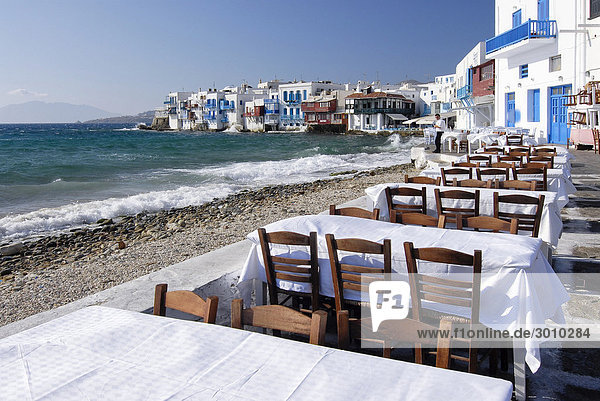 Tische in einem Restaurant am Meer vor dem Stadtteil Little Venice in Mykonos  Kykladen  Griechenland  Europa