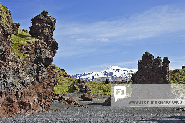 Lavaformationen und dahinter Snaefellsjökull  DjupalÛnssandur  Snaefellsness Halbinsel  Island