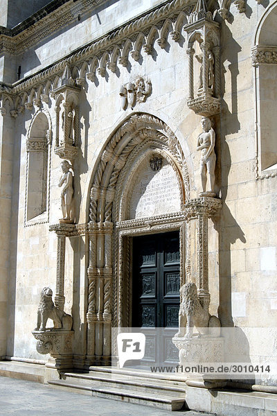 Eingang der Kathedrale Sveti Jakov  Sibenik  Kroatien