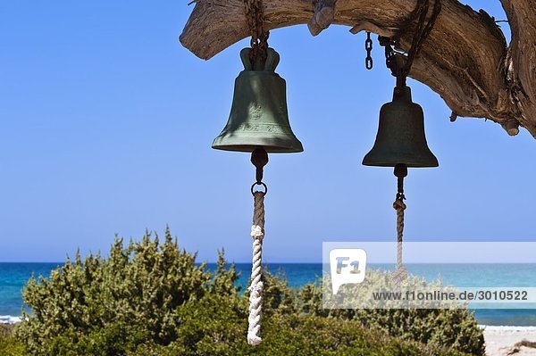Zwei Glocken an Ast hängend  Kefalos  Kos  Griechenland