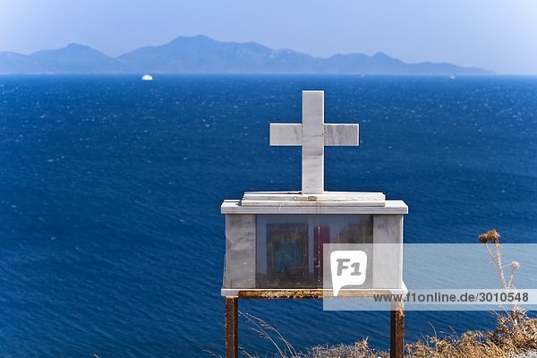 Schrein mit Kreuz an Steilküste von Kos  Griechenland