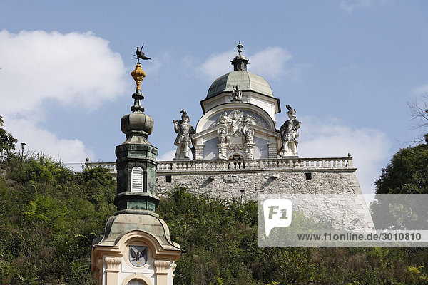 Mausoleum der Eggenberger und Kirchturmspitze der Pfarrkirche  Ehrenhausen  Steiermark  Österreich  Europa