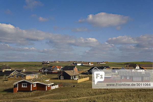 Typische Ferienhäuser an der dänischen Nordseeküste  Dänemark