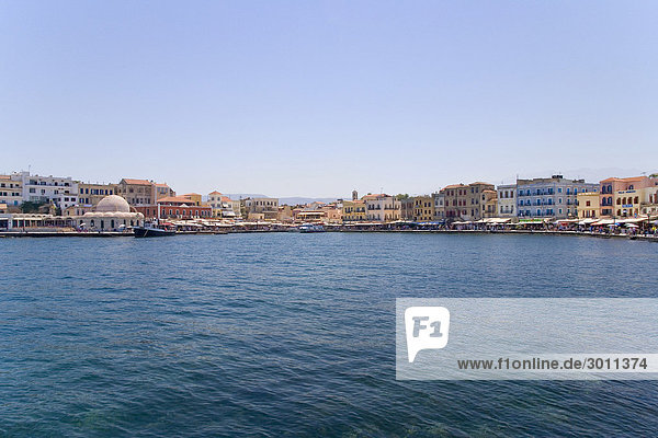 Venezianischer Hafen mit der ehemaligen Janitscharenmoschee  Chania  Kreta  Griechenland  Europa
