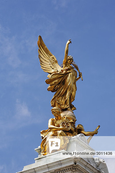 Statuen auf dem Victoria Memorial vor dem Buckingham Palast in London  England