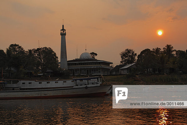 Moschee bei Sonnenuntergang am Fluß Sungai Mahakam  Ost-Kalimantan  Borneo  Indonesien