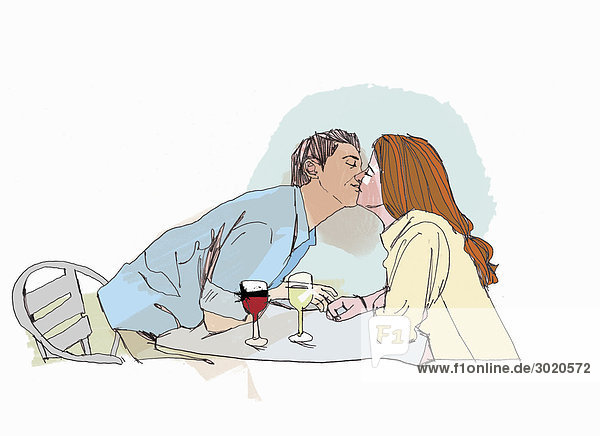 Paar trinkt Wein und küsst sich