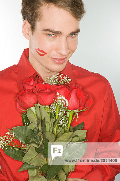 Romantischer Mann mit roten Rosen