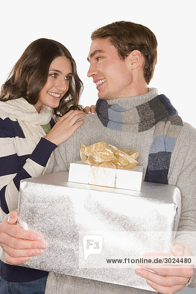 Glückliches Paar mit Geschenken