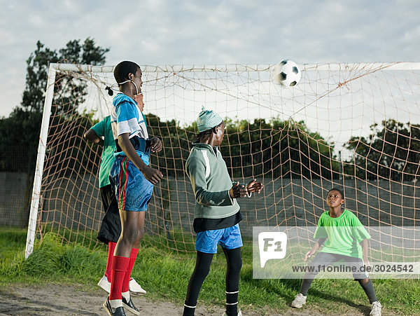 Teenager Jungen spielen Fußball