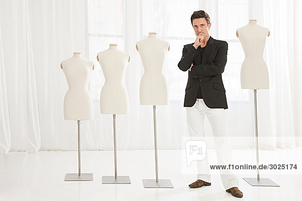 Modedesigner und Schneiderpuppen