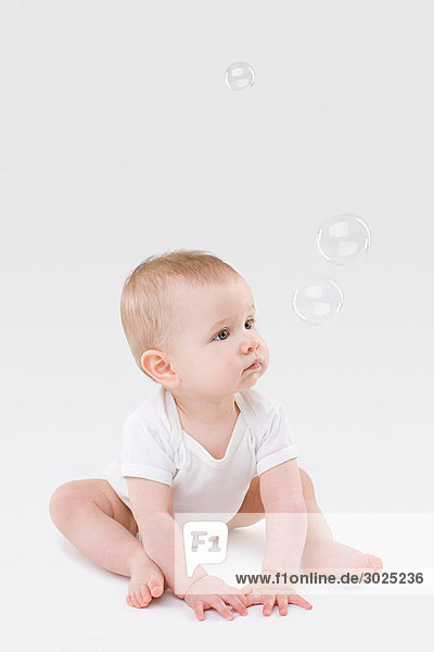 Baby schaut auf Blasen
