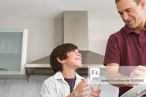Vater und Sohn beim Abwaschen