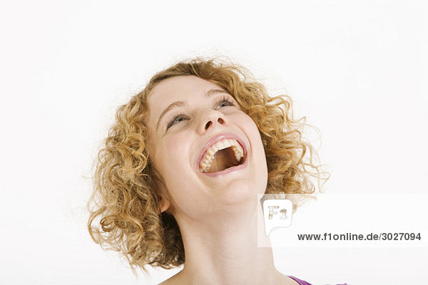 Junge Frau mit Blick nach oben  lachend  Nahaufnahme