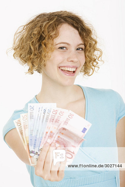 Junge Frau mit Euro-Noten  lächelnd  Portrait