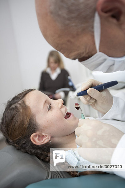 Mädchen (8-9) im Zahnarztstuhl