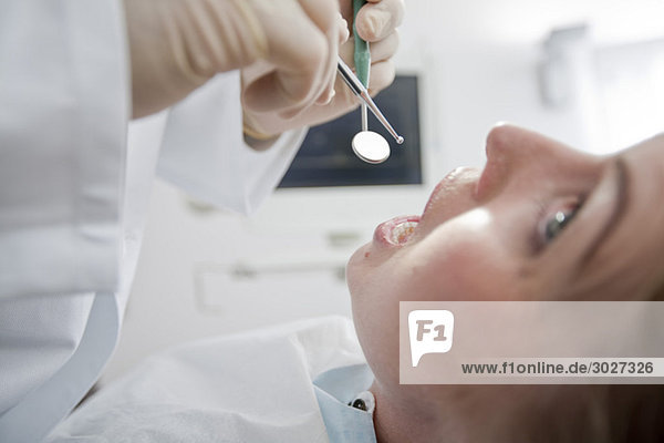 Frau in der Zahnarztpraxis  Portrait