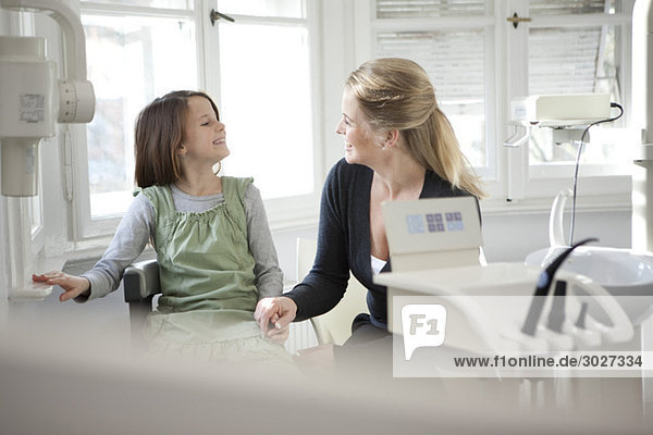 Deutschland  Bayern  Landsberg  Mutter und Tochter (8-9) in der Zahnarztpraxis