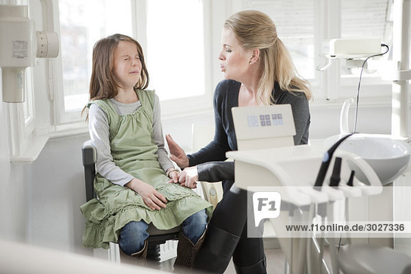 Deutschland  Bayern  Landsberg  Mutter tröstende Tochter (8-9) in der Zahnarztpraxis