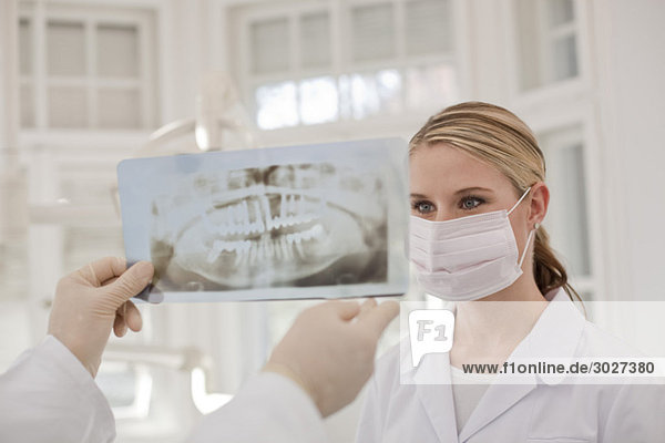 Deutschland  Bayern  Landsberg  Zahnärztin und Zahnarzthelferin bei der Röntgenuntersuchung