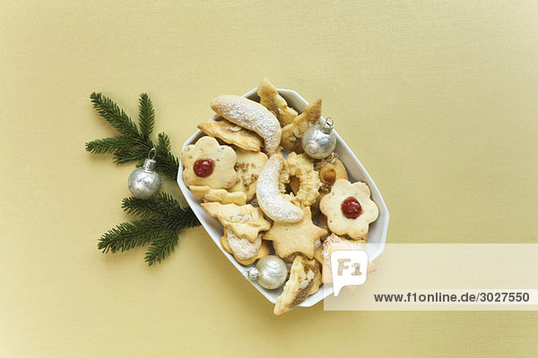 Kekse in Schale und Weihnachtsdekoration  erhöhte Ansicht