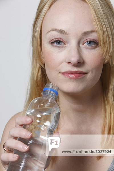 Junge Frau mit Wasserflasche  Portrait