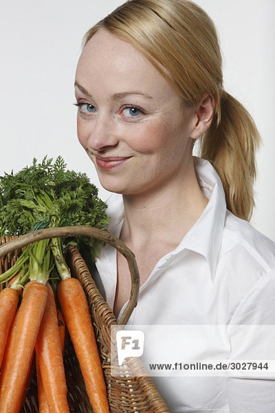 Junge Frau mit Karottenstrauß  Portrait