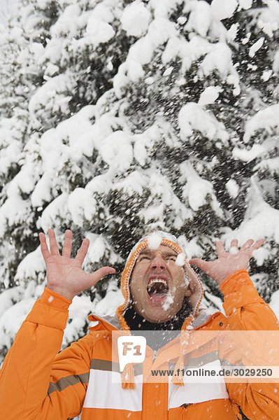 Italien  Südtirol  Junger Mann mit Pudelmütze im Schnee  Portrait