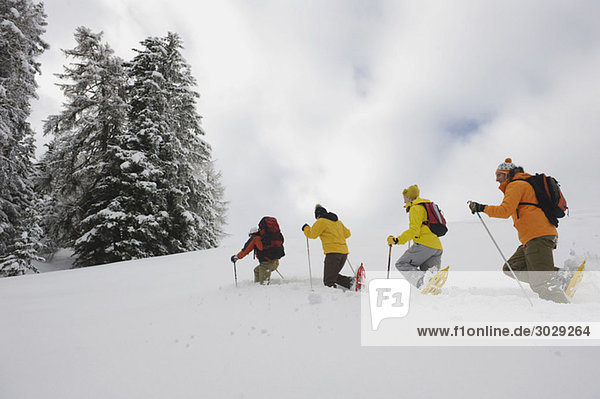 Italien  Südtirol  Schneeschuhwandern in Folge