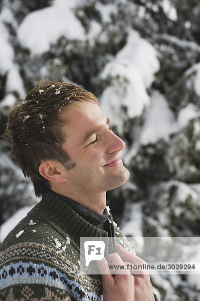 Italien  Südtirol  Junger Mann  Augen geschlossen  lächelnd  Portrait