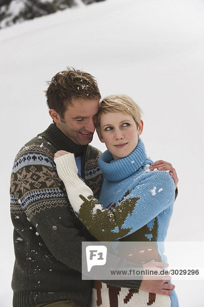 Junges Paar in Winterkleidung  umarmend  Portrait