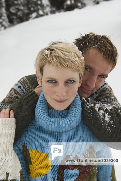 Junges Paar in Winterkleidung  Portrait