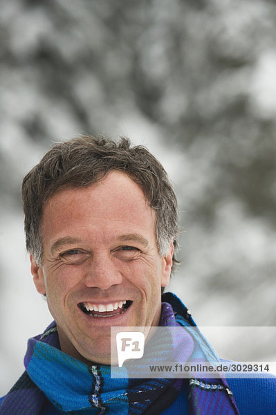 Italien  Südtirol  Mann in Winterkleidung  Lachen  Portrait