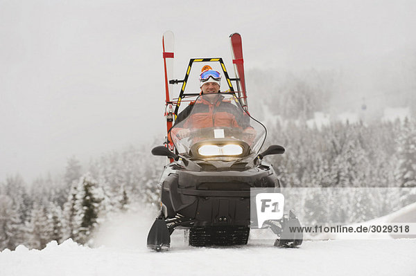 Italien  Südtirol  Mann fährt Schneemobil