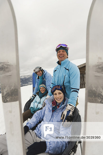 Italien  Südtirol  Vier Personen in Winterkleidung  lachend