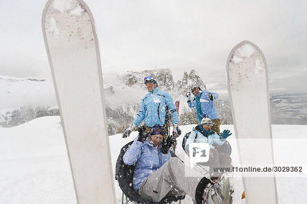 Italien  Südtirol  Vier Leute in Winterkleidung  herumalbern