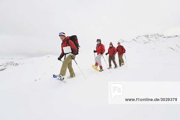 Italien  Südtirol  Vier Personen Schneeschuhwandern
