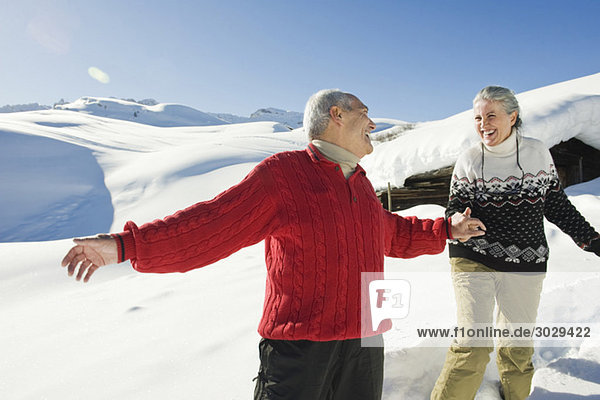 Italien  Südtirol  Seiseralm  Seniorenpaar in Winterlandschaft