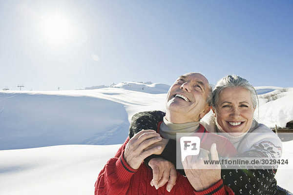 Italien  Südtirol  Seiseralm  Seniorenpaar in Winterlandschaft  Portrait  Nahaufnahme