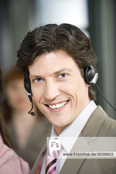 Mann mit Kopfhörer  lächelnd  Portrait