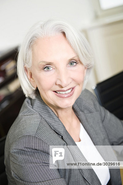 Senior Geschäftsfrau  lächelnd  Portrait
