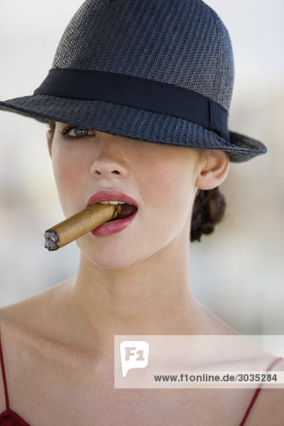 Mode-Modell Rauchen einer Zigarre