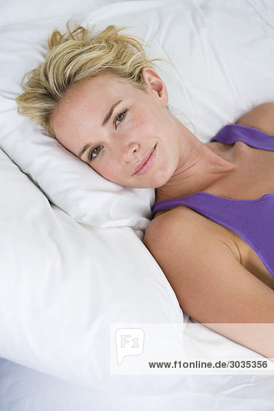Porträt einer auf dem Bett liegenden Frau