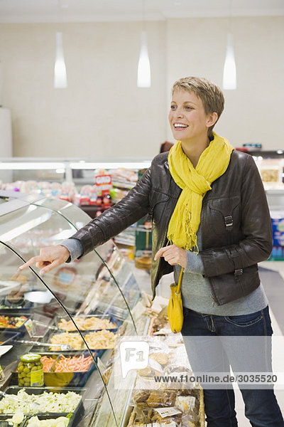 Frau wählt Essen im Supermarkt aus