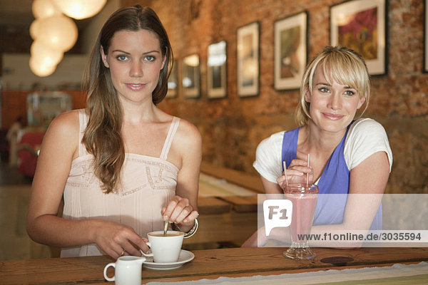 Zwei Frauen bei Getränken in einem Cafe