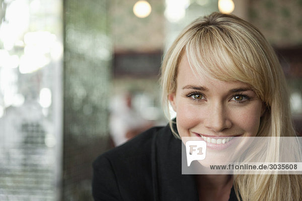 Porträt einer lächelnden Frau im Café