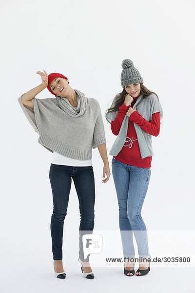 Zwei Frauen in warmer Kleidung